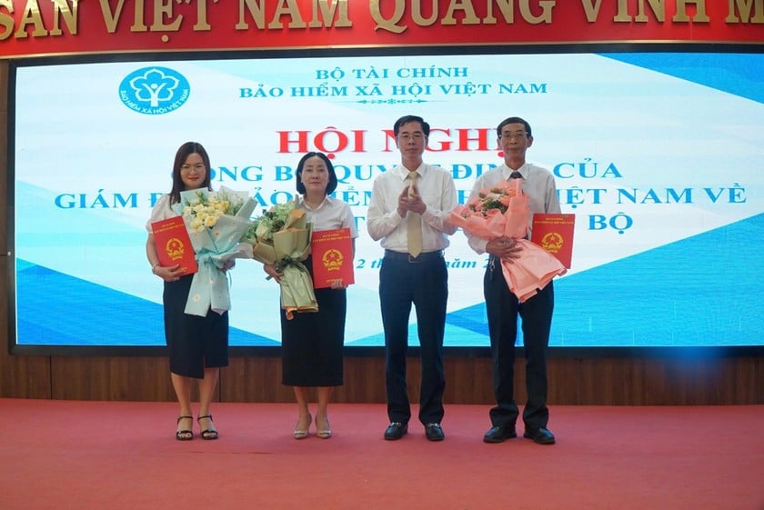 Lãnh đạo BHXH Việt Nam trao các quyết định bổ nhiệm chức danh Phó Giám đốc và Kế toán trưởng BHXH khu vực XX.