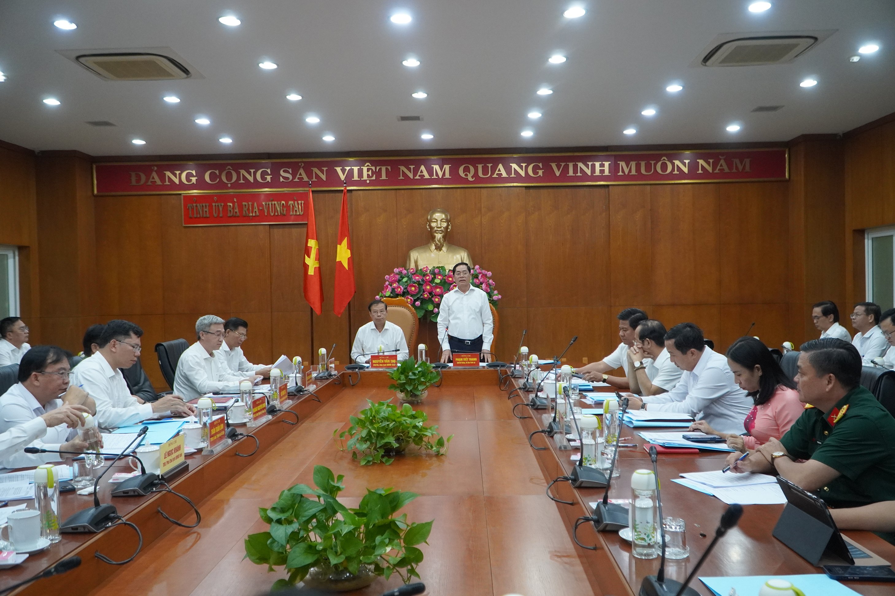 Ông Phạm Viết Thanh, Ủy viên Trung ương Đảng, Bí thư Tỉnh ủy, Chủ tịch HĐND tỉnh chủ trì cuộc họp.