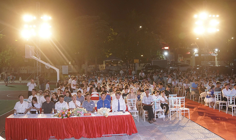 Đại biểu cùng đông đảo các em thiếu nhi và các bậc phụ huynh tham gia lễ kỷ niệm.
