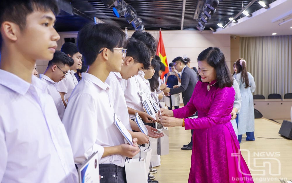 Đồng chí Mai Thị Thúy Nga trao học bổng và quà cho học sinh đạt giải quốc gia.