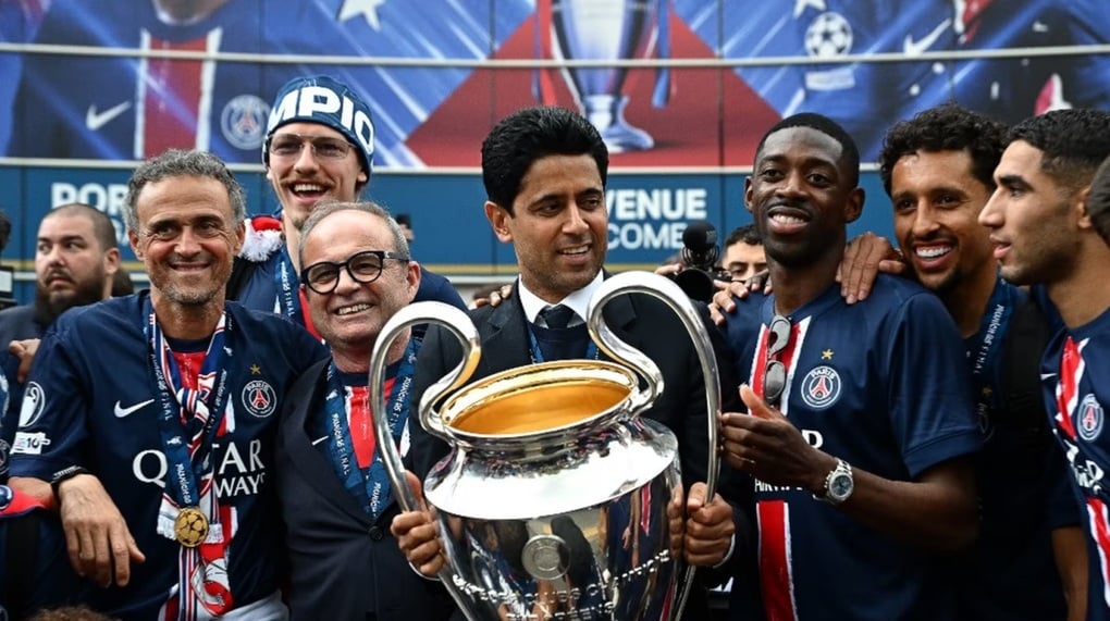 Biển người chào đón các cầu thủ PSG ăn mừng chức vô địch Champions League - 7