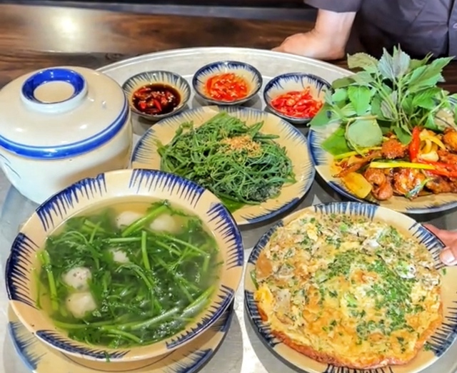 Quán cơm quê ở trung tâm TP.HCM đang gây tranh cãi dữ dội: Gửi lời xin lỗi - Ảnh 1.