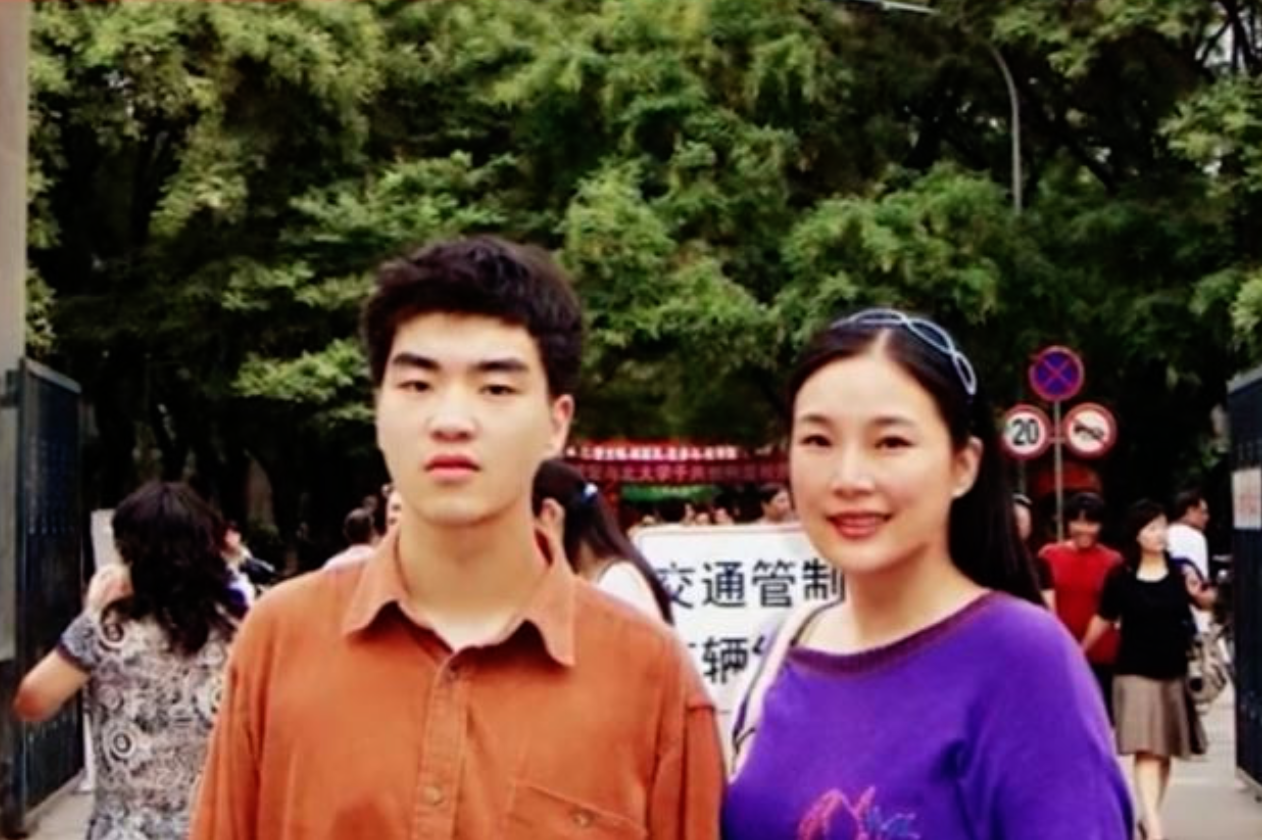 Người mẹ tận tụy Tấu Hồng Yến luôn khích lệ con làm mọi việc. (Ảnh: Ifeng)