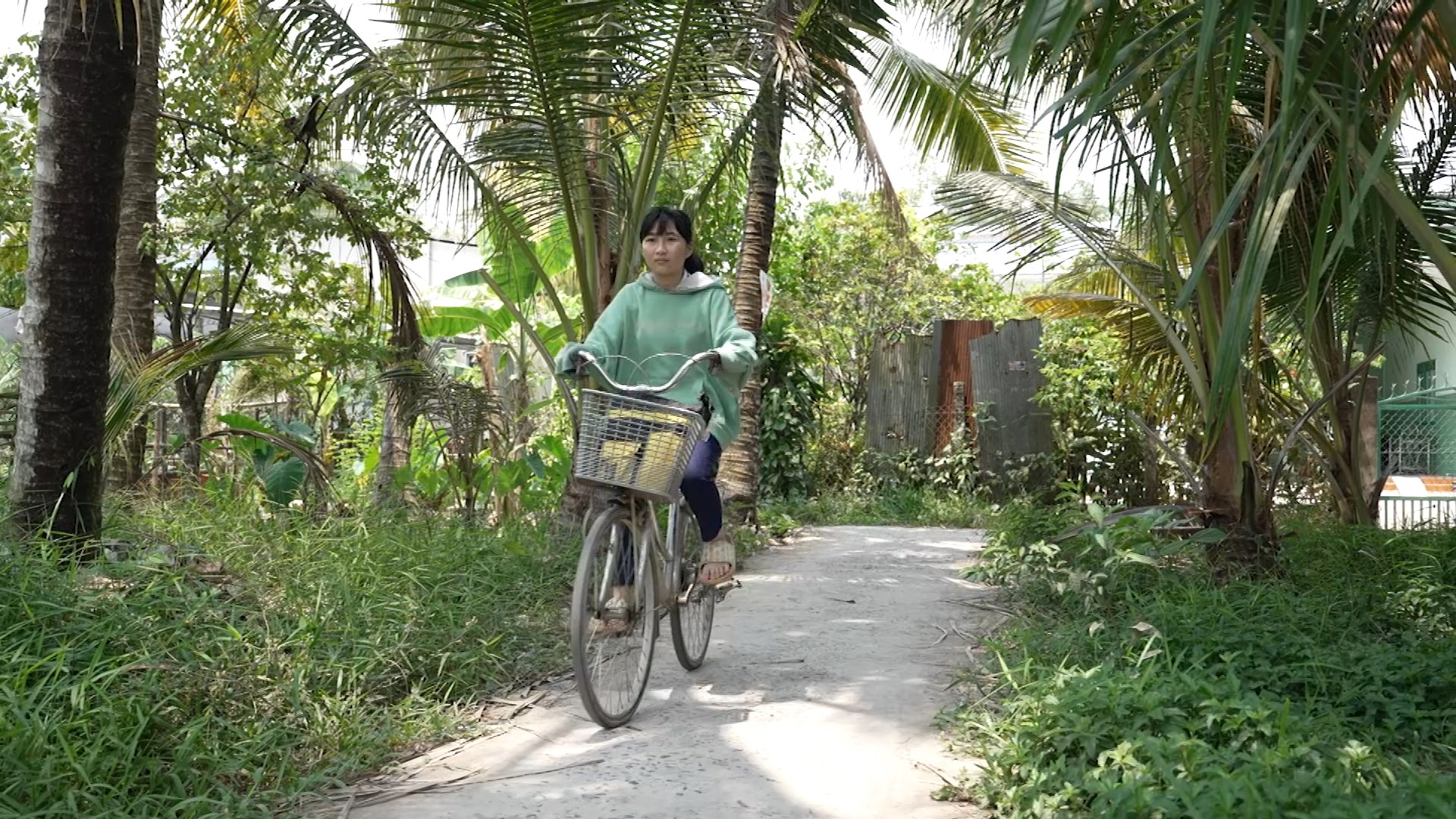 Biết hoàn cảnh mình không được may mắn như bao bạn bè, em luôn hiểu chuyện và biết ơn những người đã giúp đỡ em  