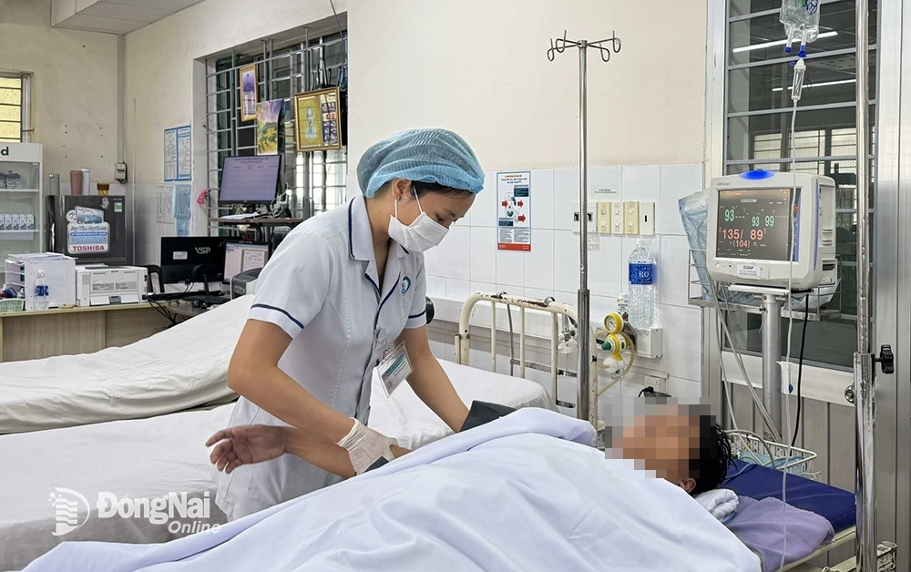 Điều dưỡng chăm sóc bệnh nhân điều trị tại Bệnh viện Đa khoa Thống Nhất. Ảnh: Hạnh Dung