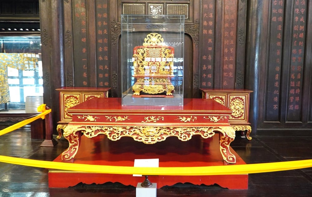 Những chiếc ngai quý thời triều Nguyễn đã được đặt trong lồng kính - ảnh 2