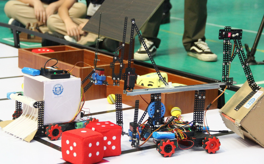 Các robot hoạt động tích cực dưới sự điều khiển của các chủ nhân để mang về điểm số cho đội của mình.
