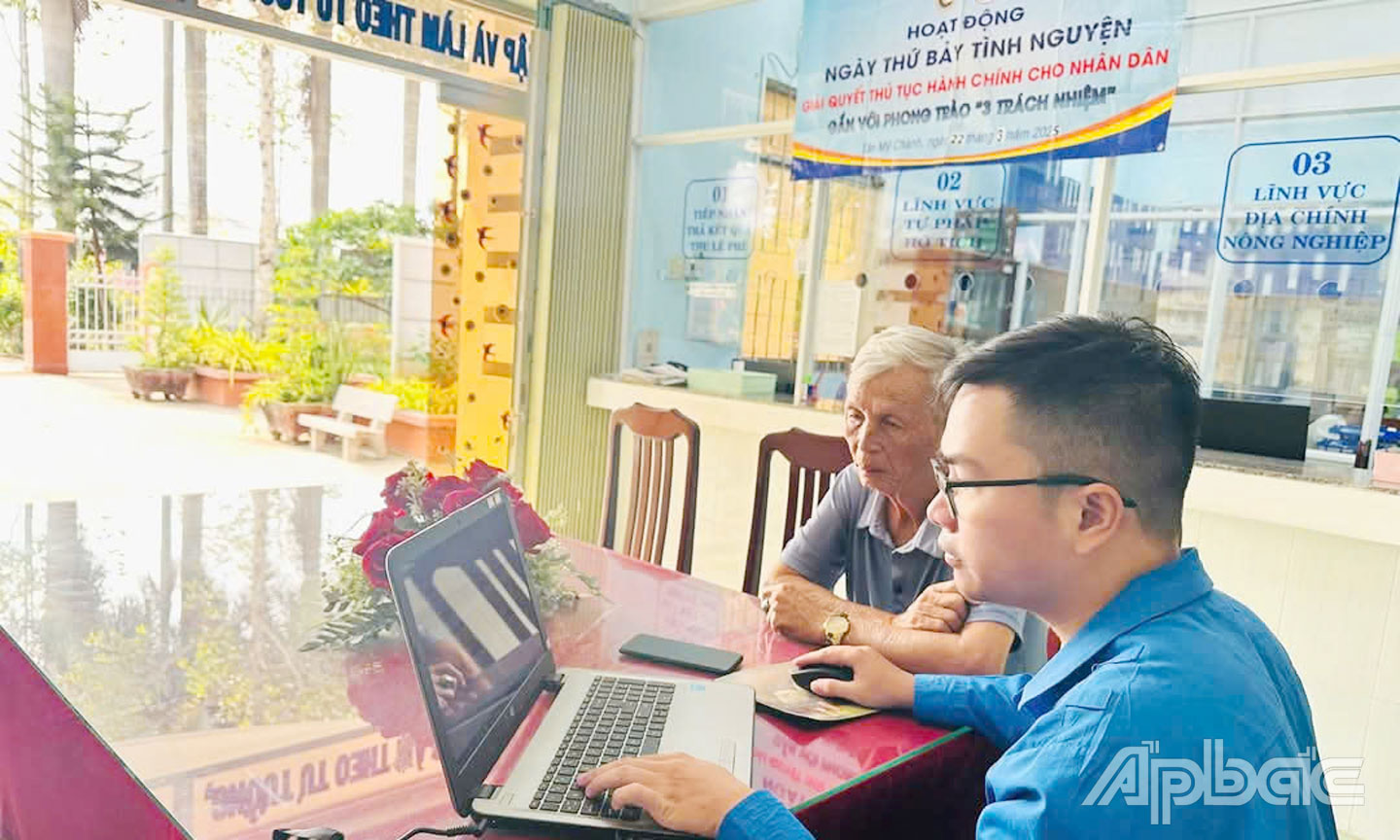 Anh Đạt tham gia hoạt động Ngày thứ bảy tình nguyện, giải quyết thủ tục hành chính cho người dân. 
