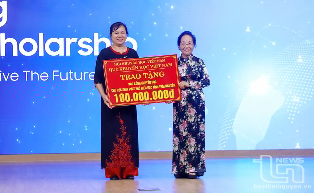 PGS, TS. Nguyễn Thị Doan trao học bổng khuyến học cho học sinh Thái Nguyên vượt khó.