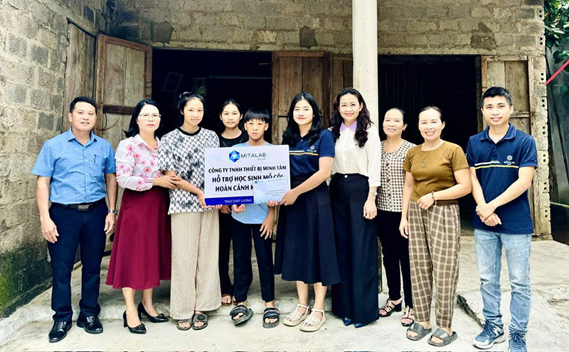 Đại diện lãnh đạo Hội LHPN tỉnh và Công ty TNHH thiết bị Minh Tâm (Hà Nội) trao biển hỗ trợ học sinh mồ côi có hoàn cảnh khó khăn.