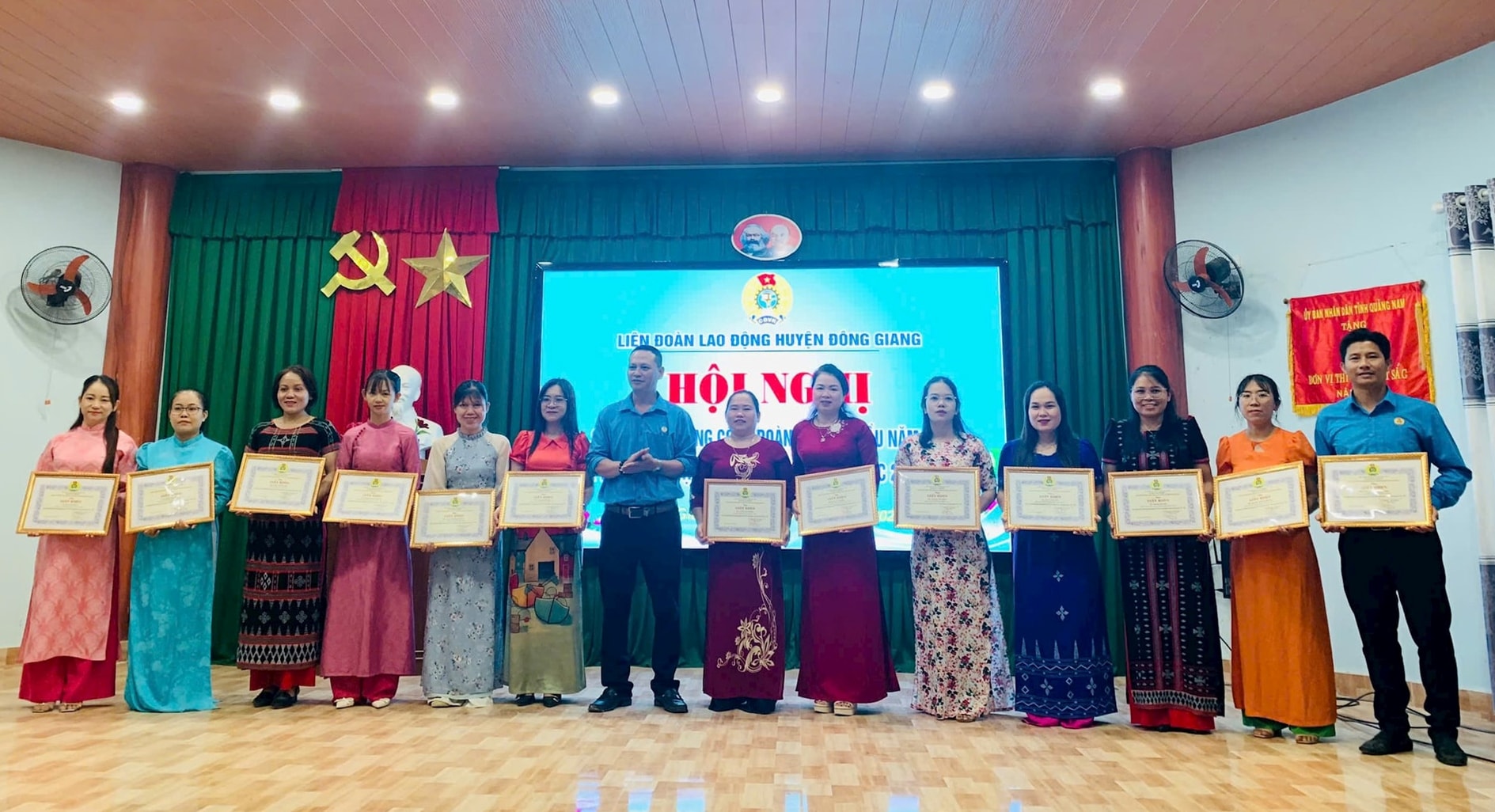 ldld-huyen-dong-giang-tang-giay-khen-cac-ca-nhan-co-thanh-tich-xuat-sac-trong-hoat-dong-cong-doan-nam-hoc-2024-2025.-anh-ngoc-vy.jpg