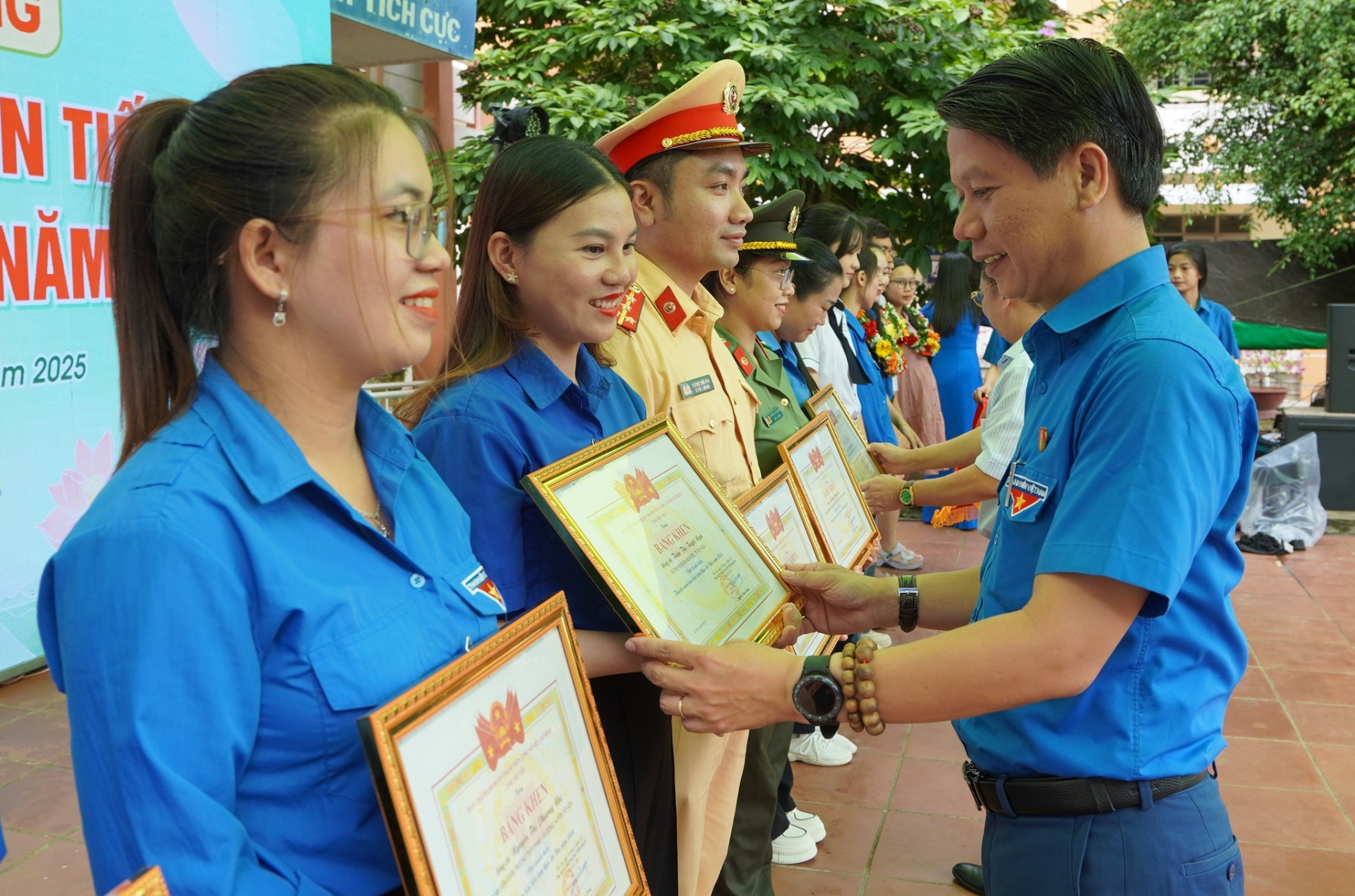 Bí thư Tỉnh đoàn Lương Minh Tùng tặng bằng khen cho các thanh niên tiên tiến làm theo lời Bác năm 2024. Ảnh: KIM TAM