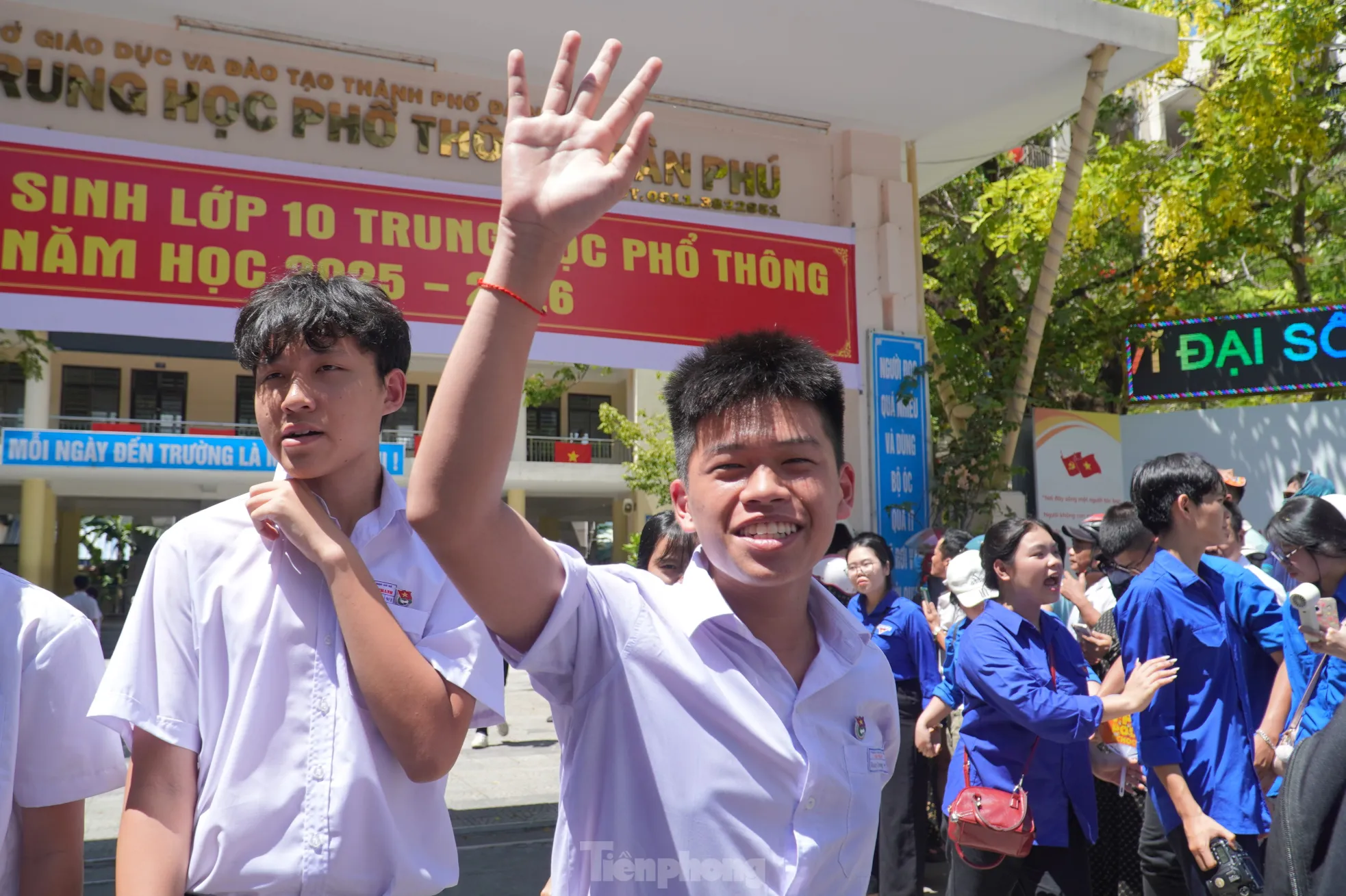 បេក្ខជន​ Da Nang ញញឹម​ស្រស់​ស្រាយ​ពេល​ប្រឡង​អក្សរសាស្ត្រ​ជាមួយ​ធាតុ​គ្រួសារ​រឹងមាំ​ រូបថត​ ១