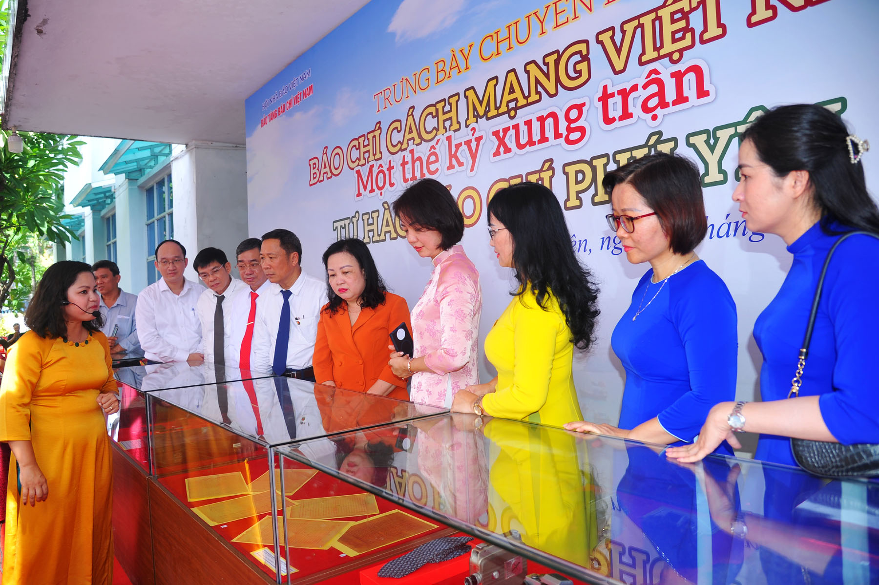 Lãnh đạo tỉnh và các đại biểu nghe thuyết minh về những hiện vật được trưng bày. Ảnh: NGỌC CHUNG 