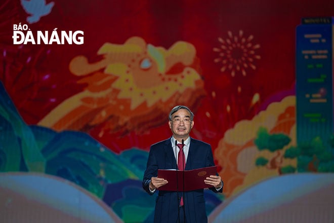 Chủ tịch UBND thành phố Lê Trung Chinh phát biểu tại lễ khai mạc.  Ảnh: N.H - Đ.L	
