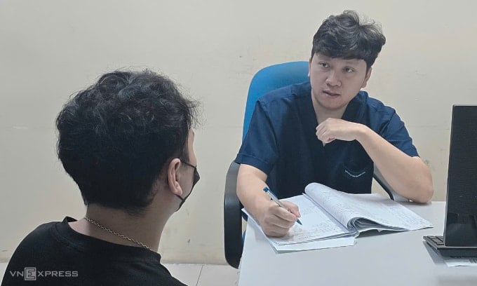 Bác sĩ Khải đang tư vấn cho bệnh nhân đến khám tại Khoa Phẫu thuật Thận Tiết niệu - Nam học, Bệnh viện E (Hà Nội), sáng 27/5. Ảnh: Thùy An
