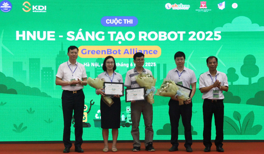 Lãnh đạo Trường ĐH Sư phạm Hà Nội tặng hoa, tri ân nhà tài trợ.