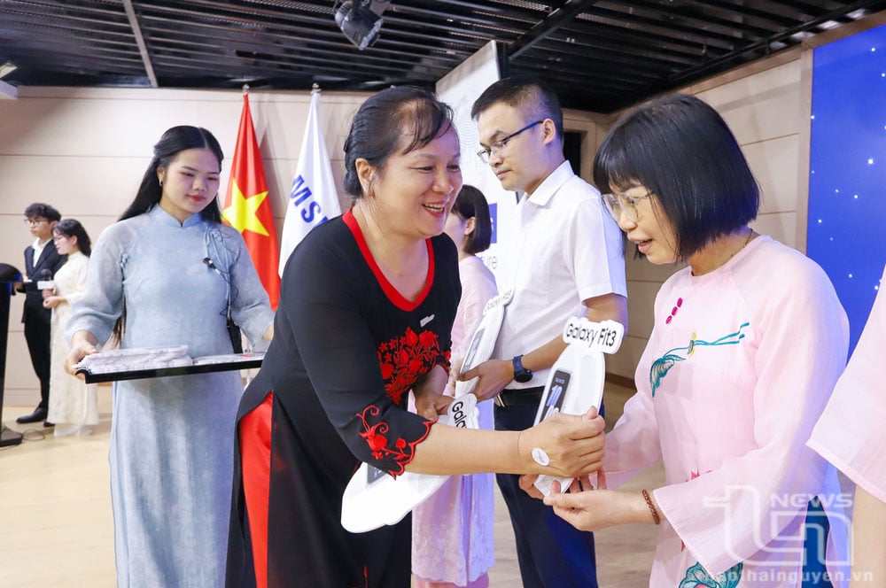 Đại diện Hội Khuyến học tỉnh trao thưởng cho giáo viên có học sinh đạt giải quốc gia.