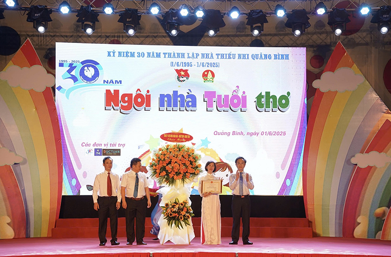 Đồng chí Hoàng Xuân Tân, Phó Chủ tịch UBND tỉnh trao bằng khen của Chủ tịch UBND tỉnh cho NTN Quảng Bình.