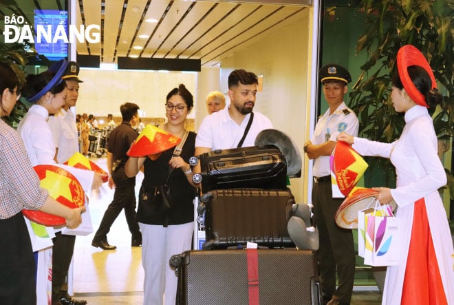 Passagers d'un vol de Dubaï à Da Nang le soir du 2 juin. Photo : NGOC HA