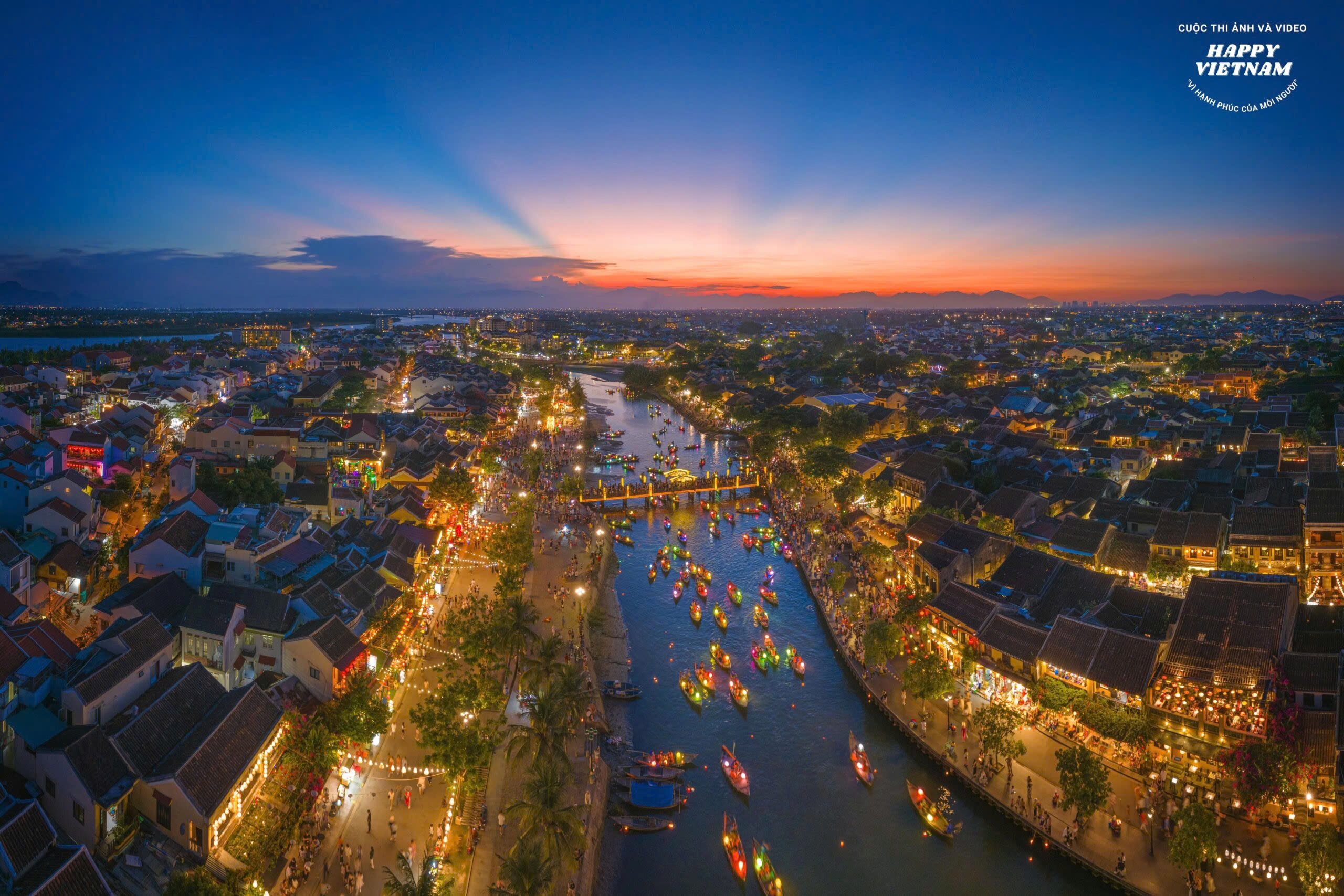 ដំណើរកំសាន្តថ្មីនៅ Hoi An៖ ទស្សនាទីក្រុងបុរាណដ៏ស្រស់ស្អាតពីការជិះឆ័ត្រយោង