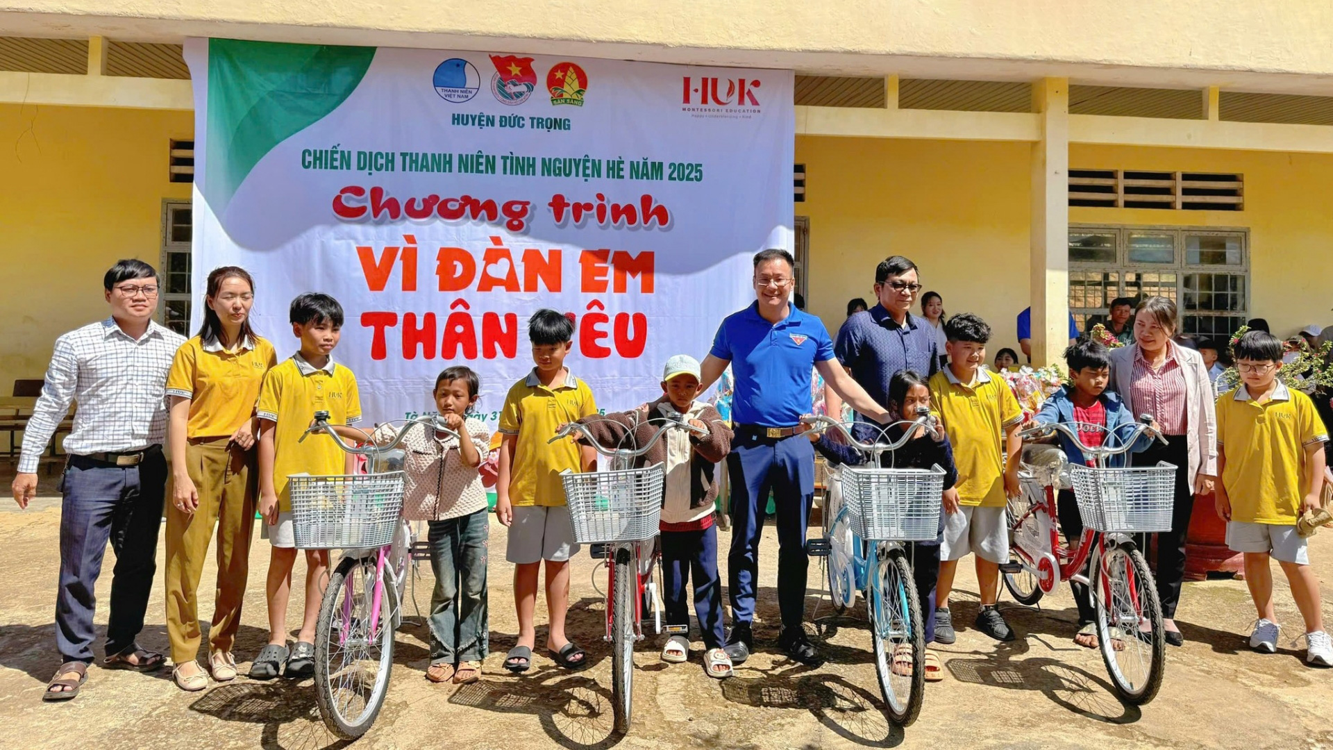 Trao xe đạp cho các em học sinh