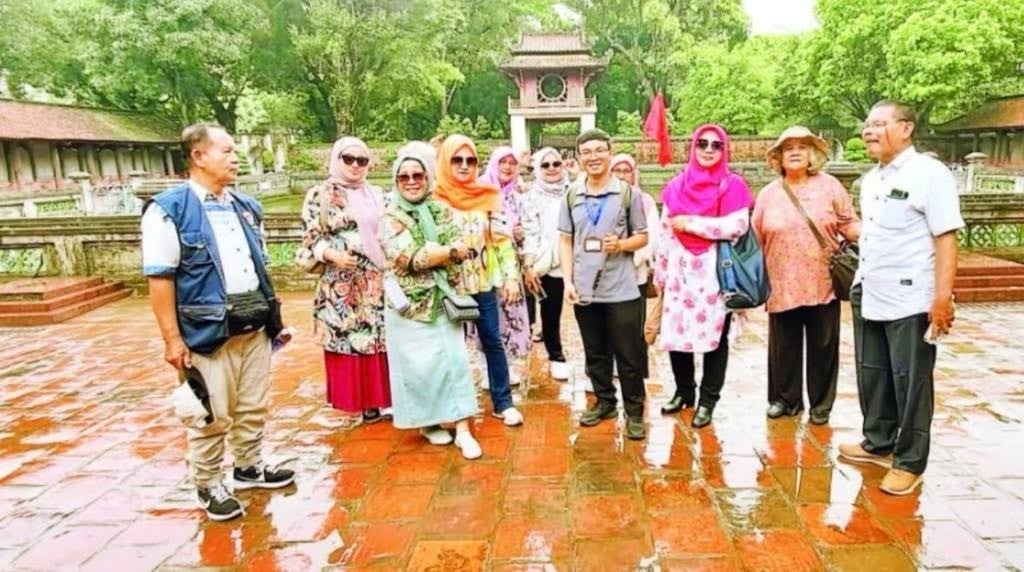 Khách du lịch Hồi giáo tham quan di tích Văn Miếu - Quốc Tử Giám. Ảnh: M.H