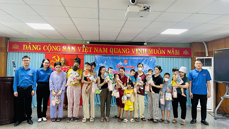 សហភាព​យុវជន​មូលដ្ឋាន​ក្រោម​គណៈកម្មាធិការ​បក្ស​ខេត្ត​បាន​ប្រគល់​អំណោយ​ដល់​កុមារ​ឈឺ​ក្នុង​ឱកាស​ទិវា​កុមារ​អន្តរជាតិ ១ មិថុនា។