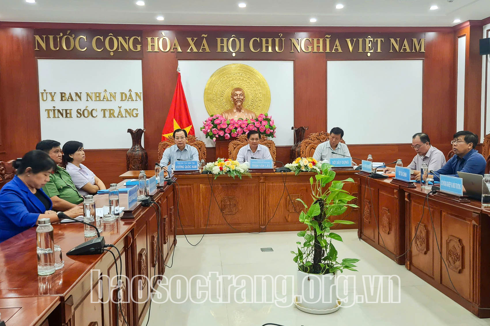 គណៈប្រតិភូចូលរួមសន្និសីទអនឡាញនៅស្ពានគណៈកម្មាធិការប្រជាជនខេត្ត Soc Trang។ រូបថត៖ ANH PHUC
