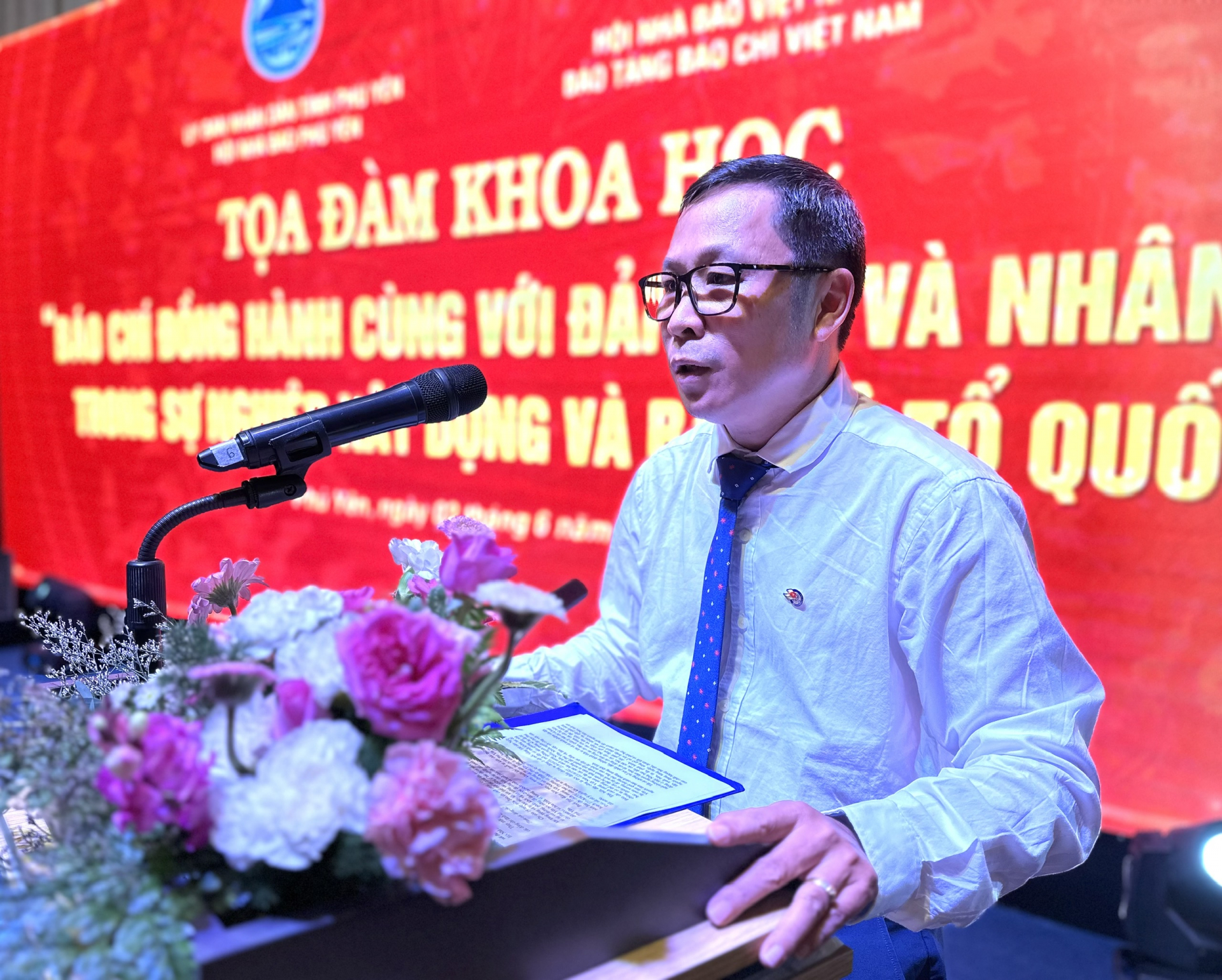 Đồng chí Trần Thanh Hưng, Phó trưởng ban thường trực Ban Tuyên giáo và Dân vận Tỉnh ủy phát biểu chào mừng. Ảnh: YÊN LAN