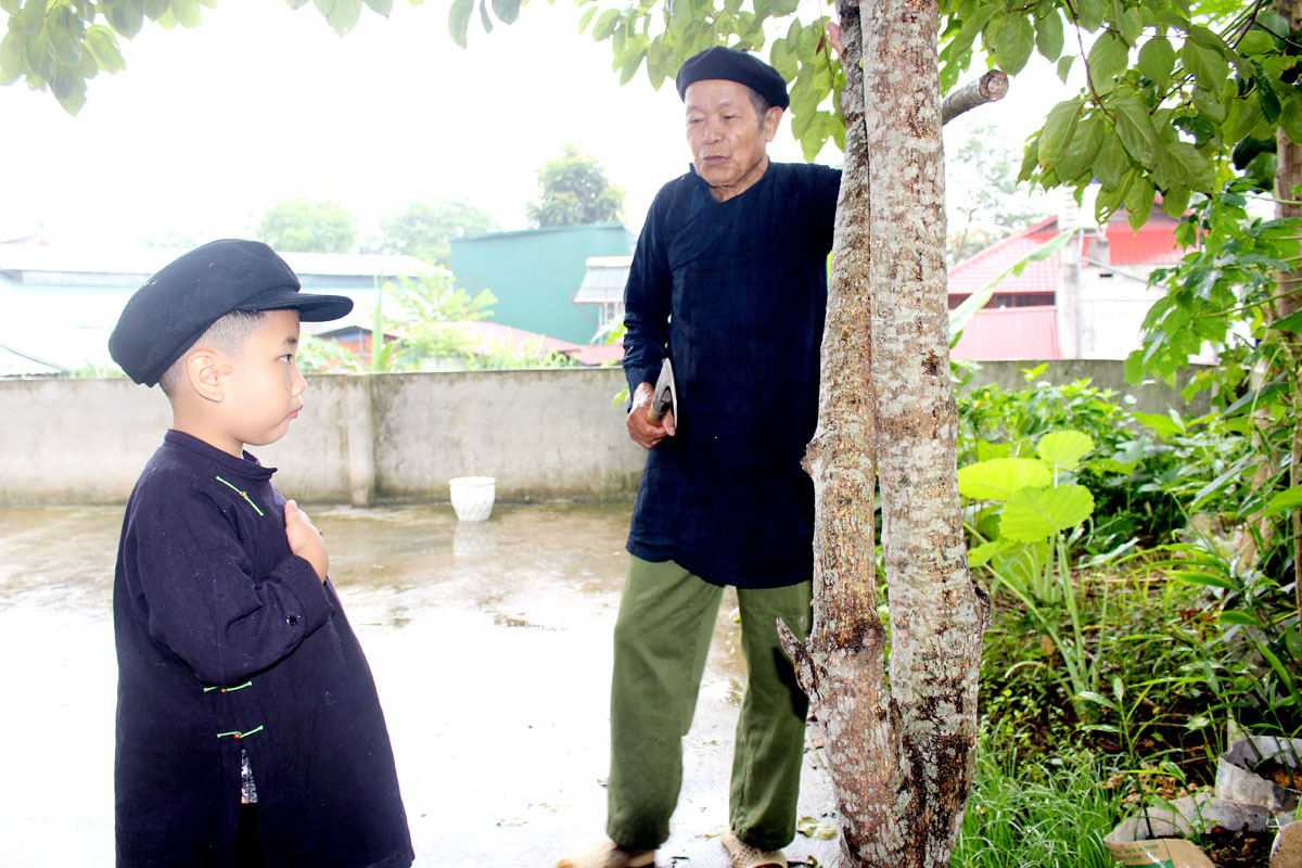Trong ngày này, ngoài ý nghĩa diệt trừ sâu bọ, để cho mùa màng tốt tươi thì những người làm nghề thầy lang có thể truyền nghề cho con, cháu, học trò, hoặc mọi người thực hiện khảo cây để các loại hoa quả đơm hoa kết trái nhiều hơn.
Một phong tục độc đáo mà ít người biết trong ngày Tết Đoan Ngọ ở vùng nông thôn là khảo cây hay đánh cây. Người ta dùng dao gõ nhẹ vào gốc các cây ăn quả ít ra quả hoặc bị sâu bệnh, đồng thời trò chuyện như hỏi xem cây có muốn ra quả không. Phong tục này thể hiện mong muốn cây cối sai quả, mùa màng bội thu.