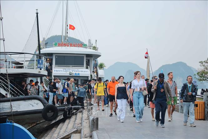 Nhiều hoạt động hấp dẫn thu hút du khách đến Quảng Ninh dịp hè - Ảnh 1.