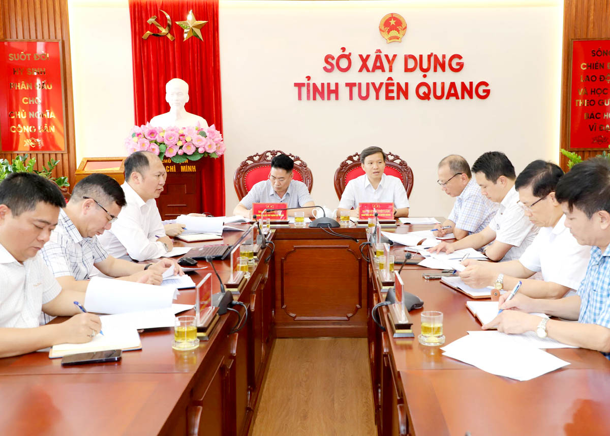 Lãnh đạo Sở Xây dựng Hà Giang và Tuyên Quang họp bàn phương án sáp nhập.