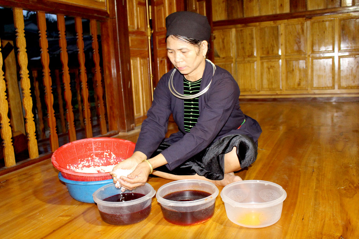 Người Tày thường chuẩn bị ăn Tết Đoan Ngọ từ ngày 4.5 âm lịch. Cá nướng, xôi, hoa quả và thuốc nhuộm móng tay là những thứ không thể thiếu trong ngày này nên cần được chuẩn bị trước.
