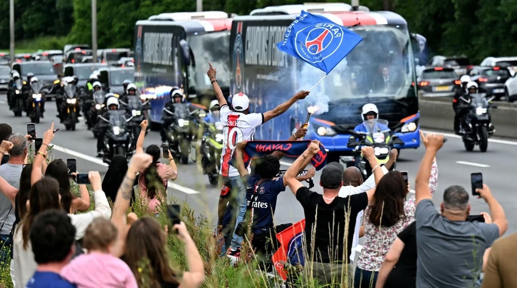 Biển người chào đón các cầu thủ PSG ăn mừng chức vô địch Champions League - 5
