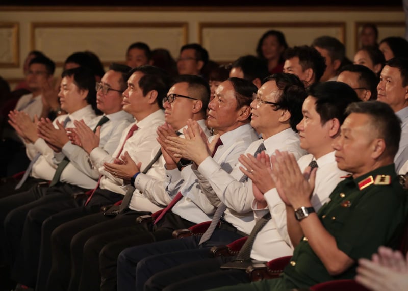 Honorer les journalistes, recréer l'histoire du journalisme révolutionnaire vietnamien à travers l'art -0