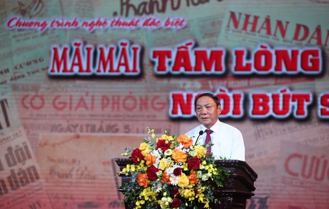Bộ trưởng Nguyễn Văn Hùng: Chương trình nghệ thuật &quot;Mãi mãi tấm lòng son – Ngòi bút sắc&quot; là lời tri ân và đóa hoa thơm tặng người làm báo - Ảnh 2.