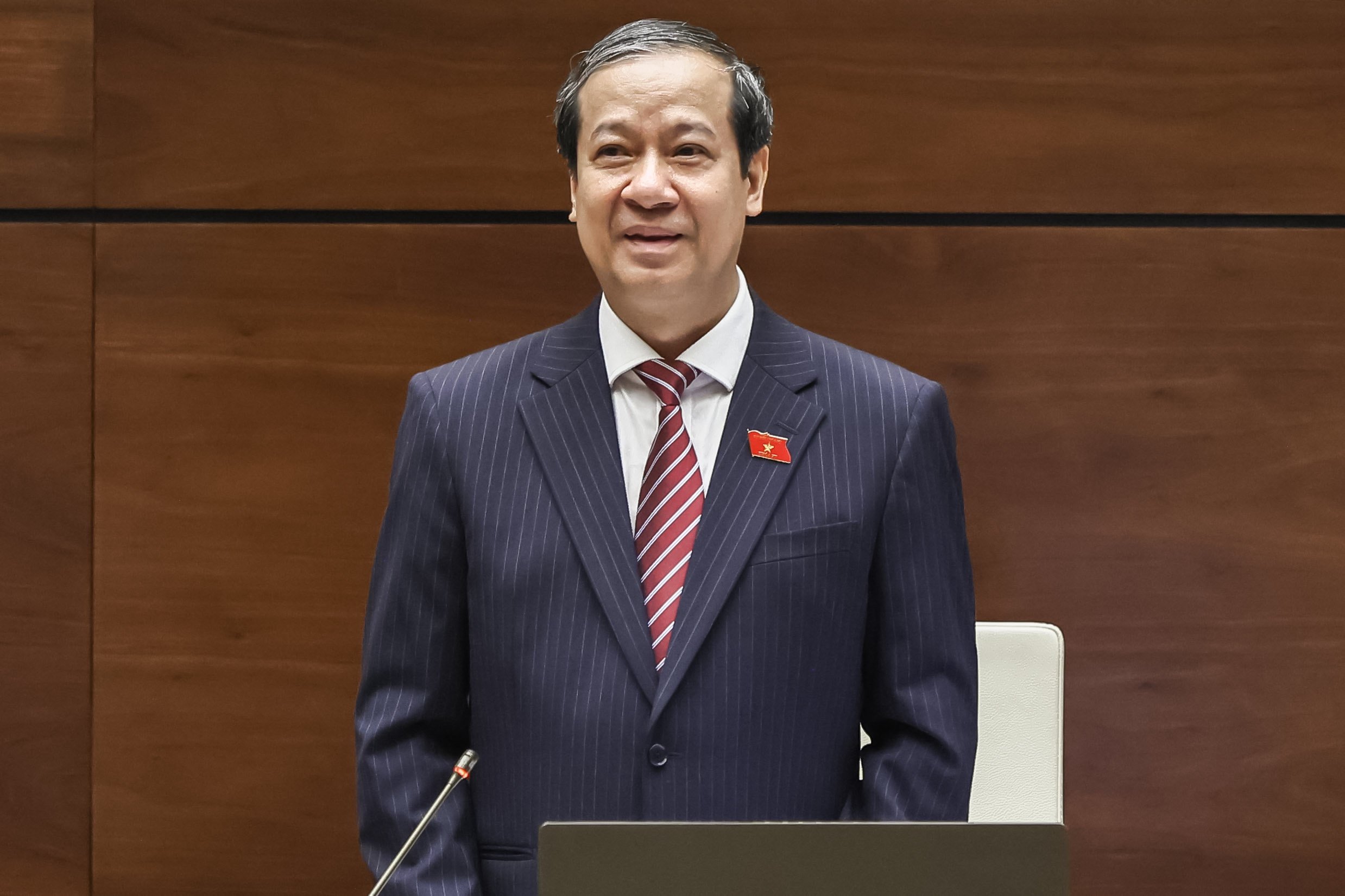 Bộ trưởng GD-ĐT: 'Cấm giáo viên dạy thêm học sinh chính khóa tránh lợi ích chen vào' - Ảnh 2.