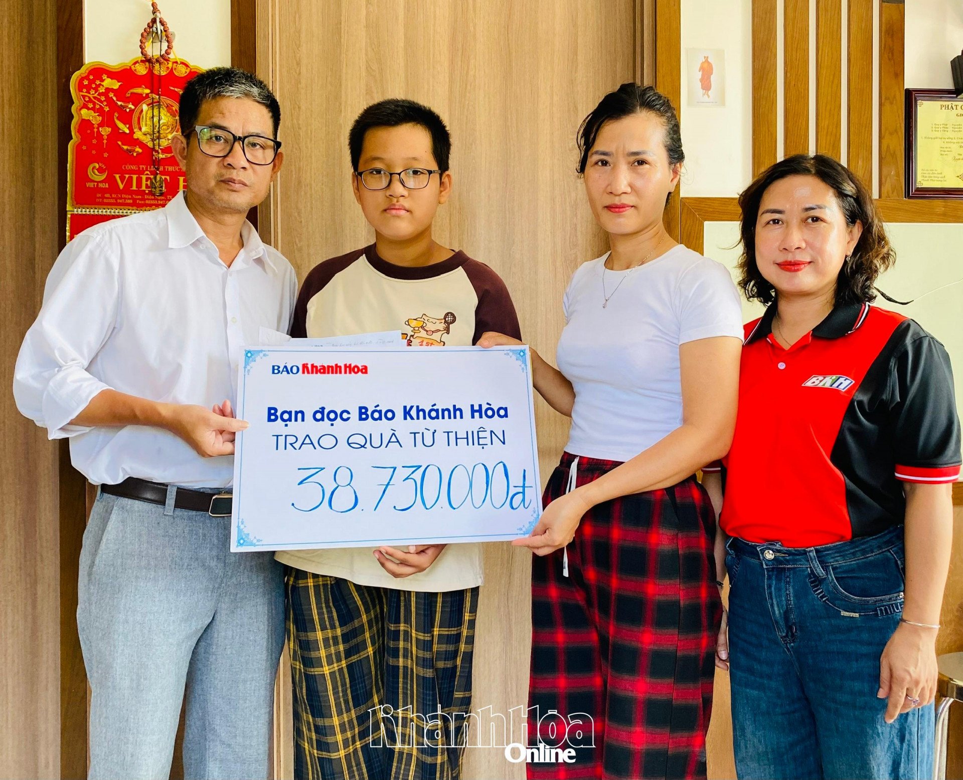 Đại diện Báo Khánh Hòa trao tiền ủng hộ của bạn đọc cho gia đình em Đỗ Vũ Hà My