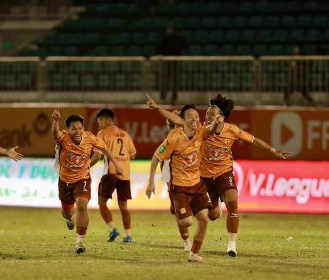 HAGL nắm trong tay vận mệnh của suất xuống hạng, V-League nghẹt thở đến giây cuối cùng! - Ảnh 1.