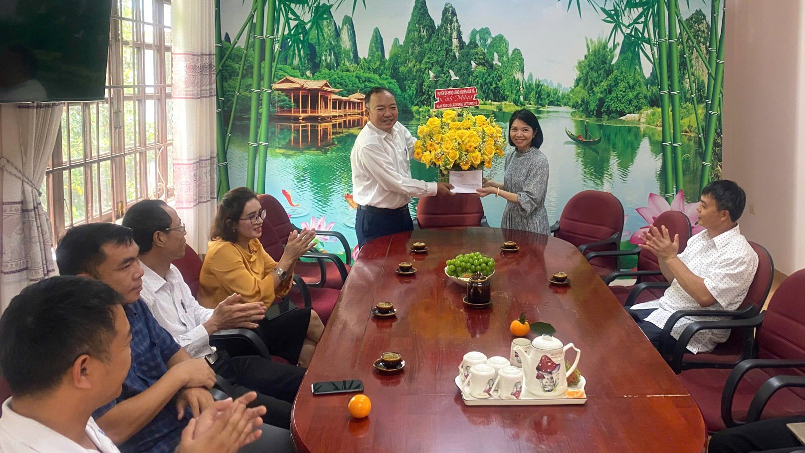 La delegación entregó flores y felicitó al Centro Distrital de Cultura, Información y Deportes.