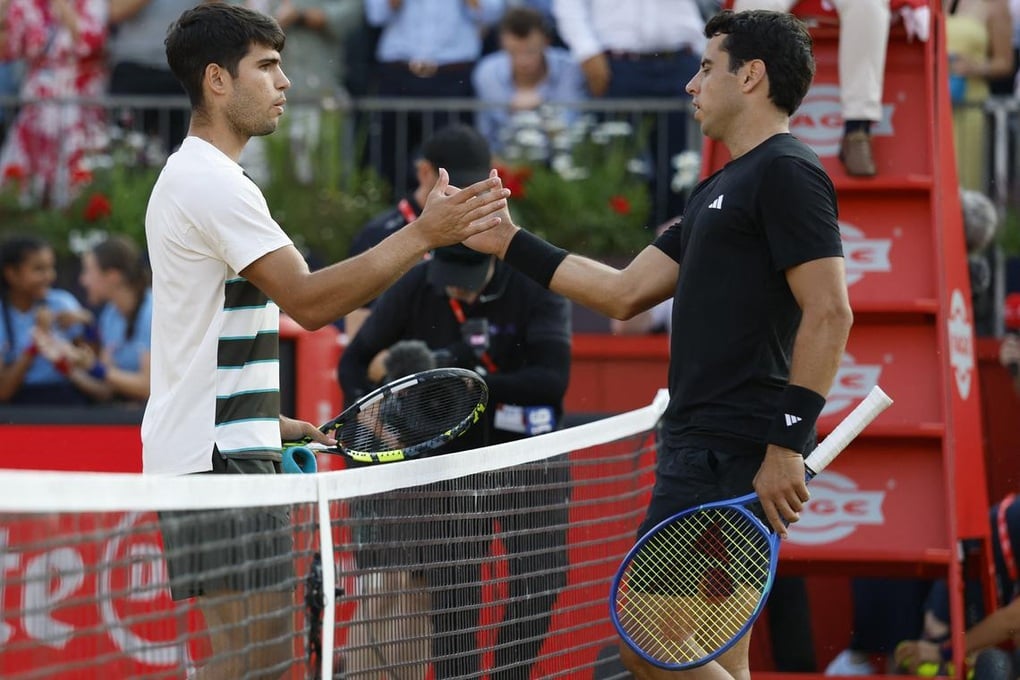 Alcaraz tiến vào tứ kết Queens Club, Sinner bị loại ở Halle Open - 1