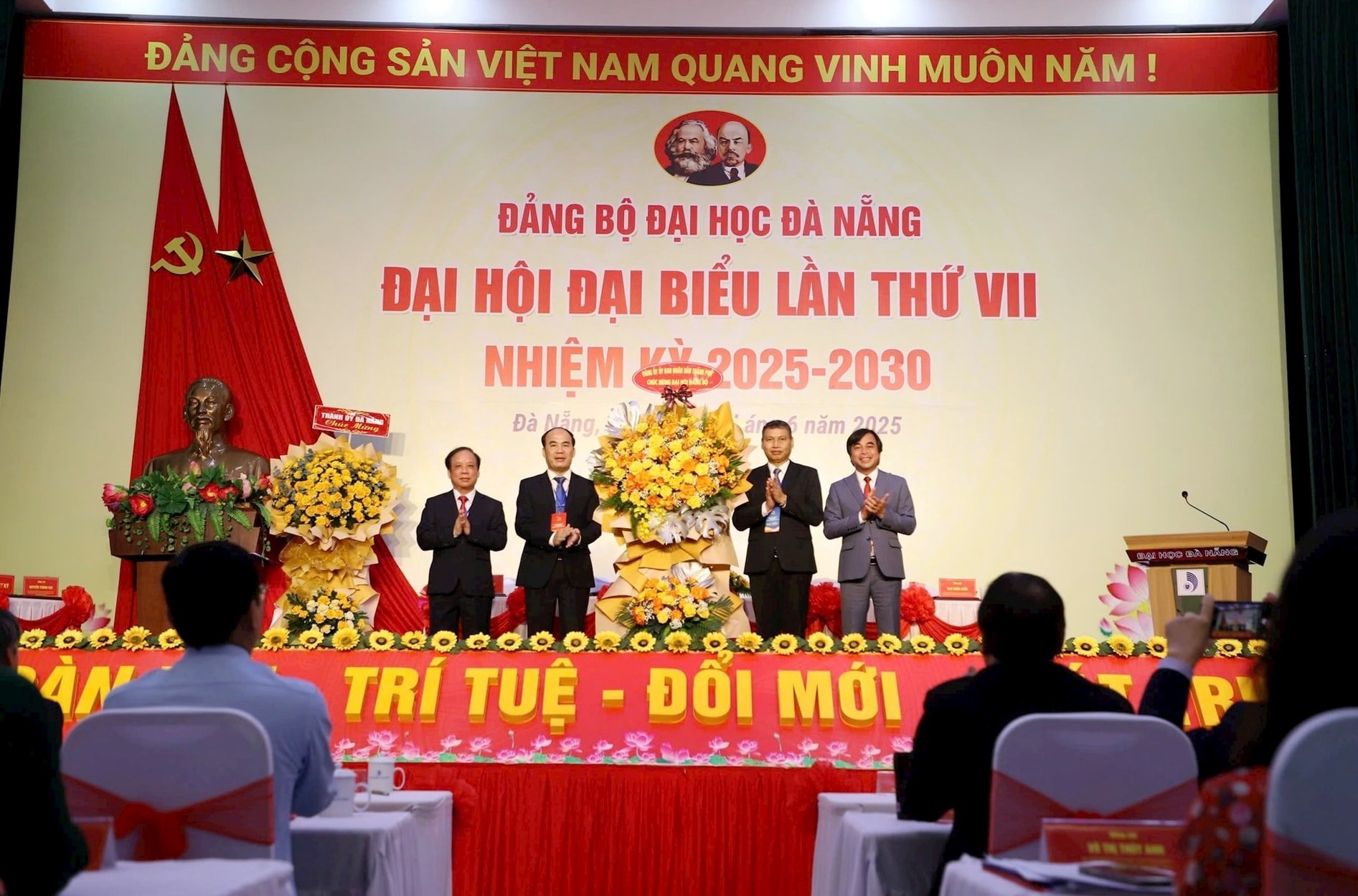 ang-hoa.jpg