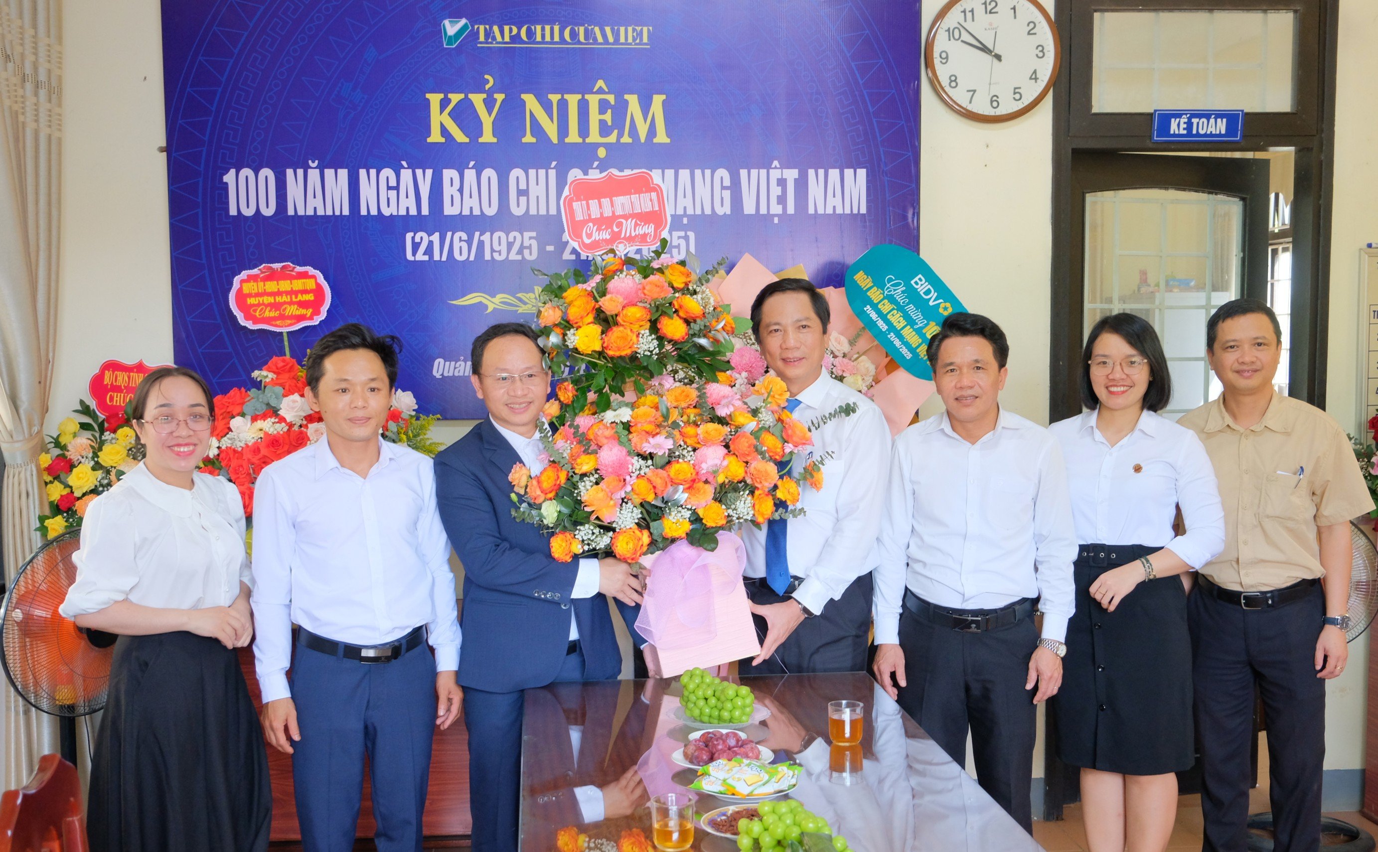 Quyền Chủ tịch UBND tỉnh Hoàng Nam thăm các cơ quan báo chí và thân nhân nhà báo liệt sĩ