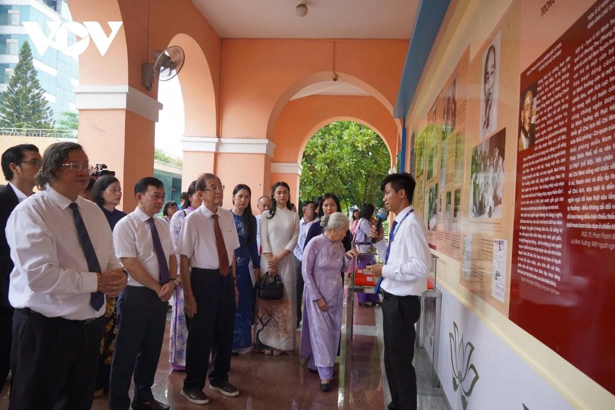 Trưng bày với 100 tư liệu, hiện vật về Bác Hồ với báo chí.