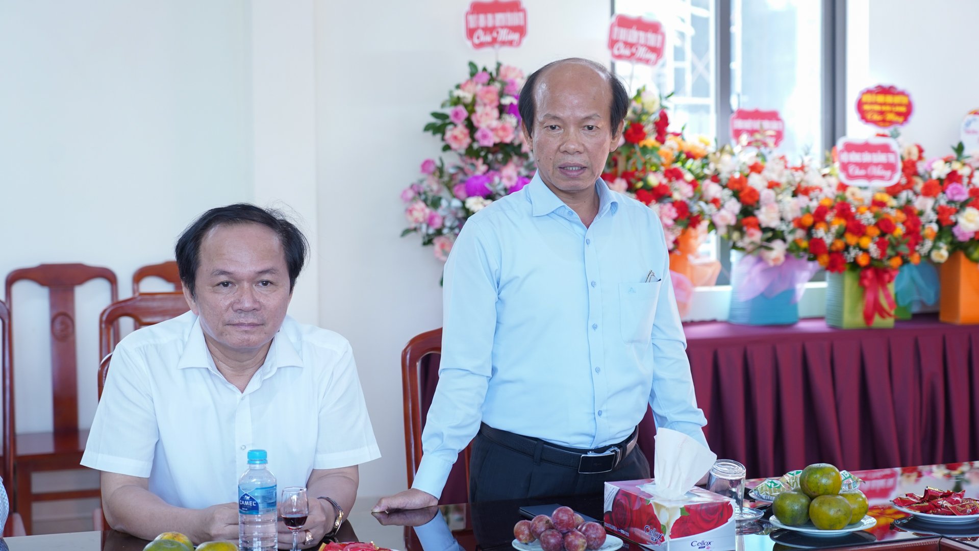 Le secrétaire adjoint permanent du Comité provincial du Parti et président du Conseil populaire provincial, Nguyen Dang Quang, a visité et félicité le journal et la station de radio et de télévision de la province de Quang Tri.
