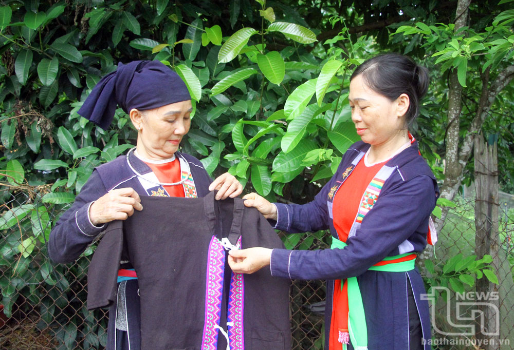 Trước đây, người dân thường phải thuê trang phục truyền thống của dân tộc Sán Chay. Nay, HTX Nông nghiệp và Du lịch cộng đồng xóm Đồng Tiến đã tự may, phục vụ nhu cầu sử dụng của người dân tại địa phương.