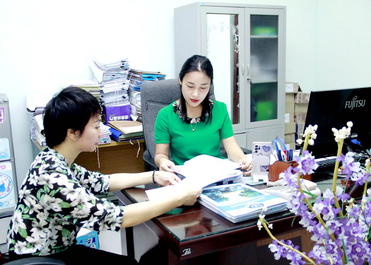 Cán bộ BHXH thành phố Hà Giang tận tình hướng dẫn người lao động hoàn thiện hồ sơ nghỉ chế độ khi tinh gọn bộ máy.