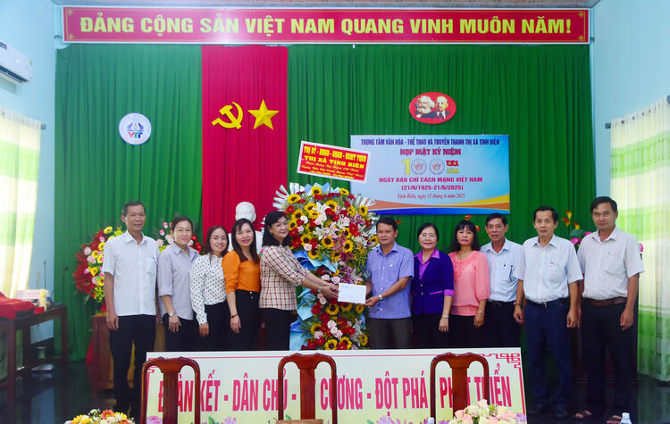 ថ្នាក់ដឹកនាំទីក្រុង Tinh Bien អបអរសាទរខួបលើកទី 100 នៃទិវាសារព័ត៌មានបដិវត្តន៍វៀតណាម
