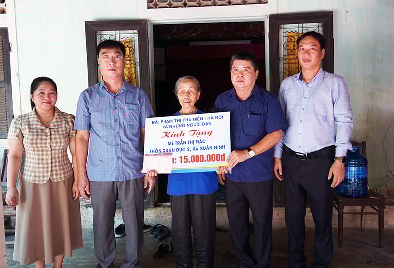 Leaders of Quang Ninh District People's Committee and benefactors presented savings books to Ms. Tran Thi Mac.